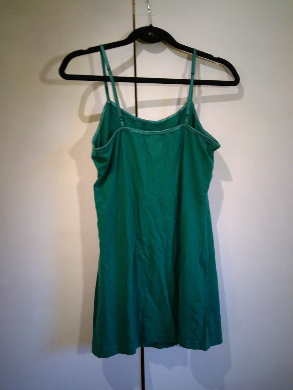 Grünes Top mit Spaghetti-Trägern