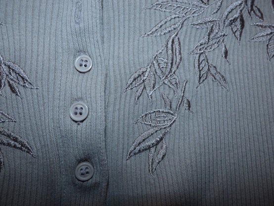 Hübsches Shirt mit Stickerei