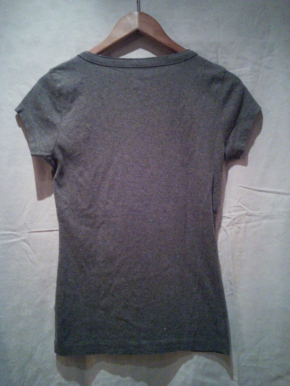 Graues T-Shirt mit Knöpfen