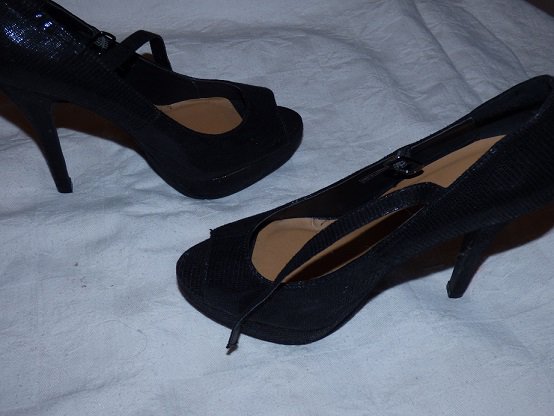 Elegante Schuhe mit Schlangenschuppenoptik