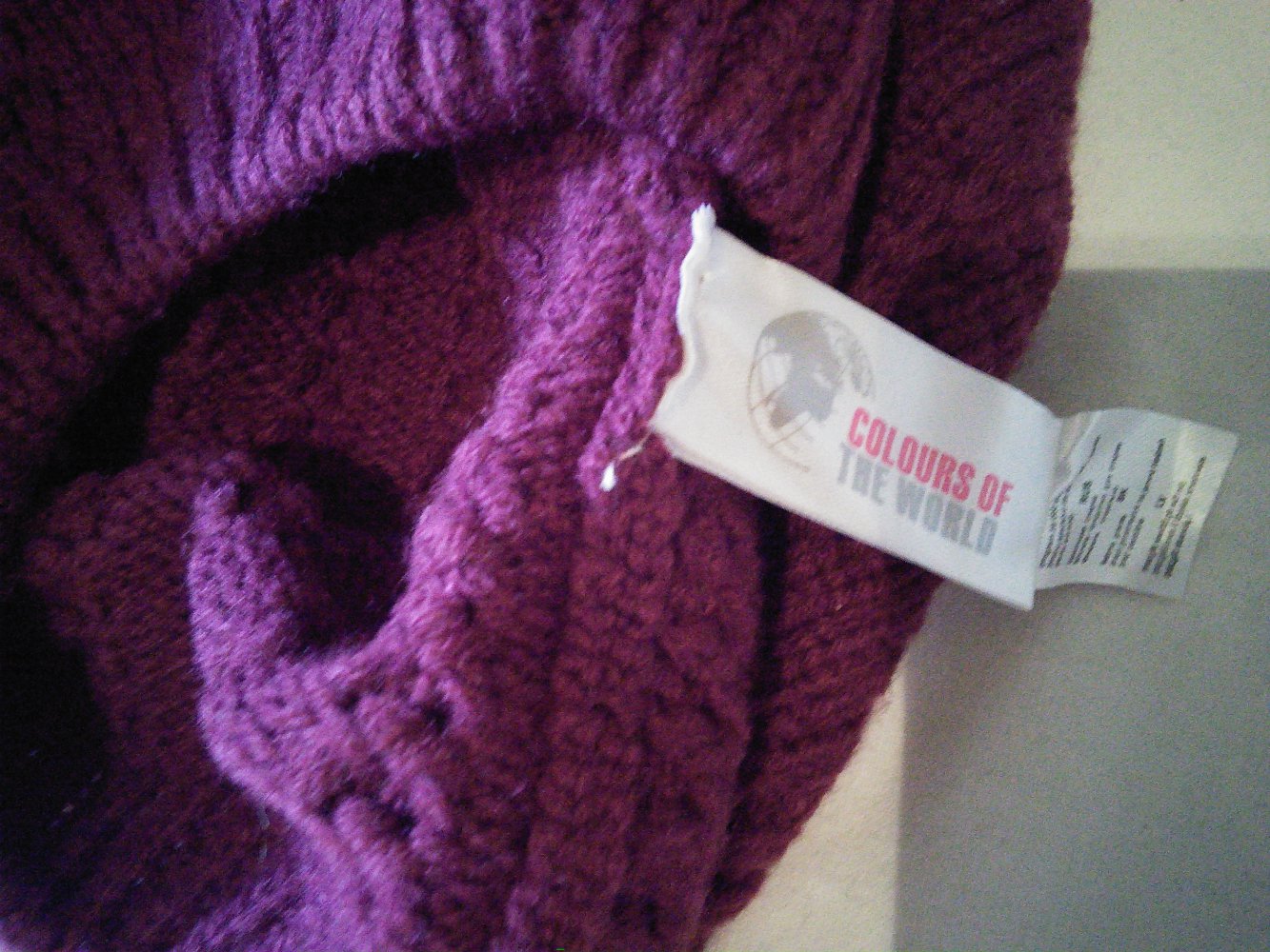 Beerenfarbene Strickbackenmütze