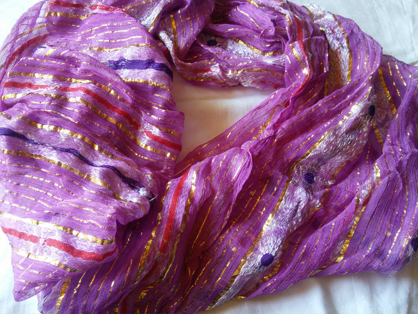 Niedliches Tuch mit goldenen Fäden