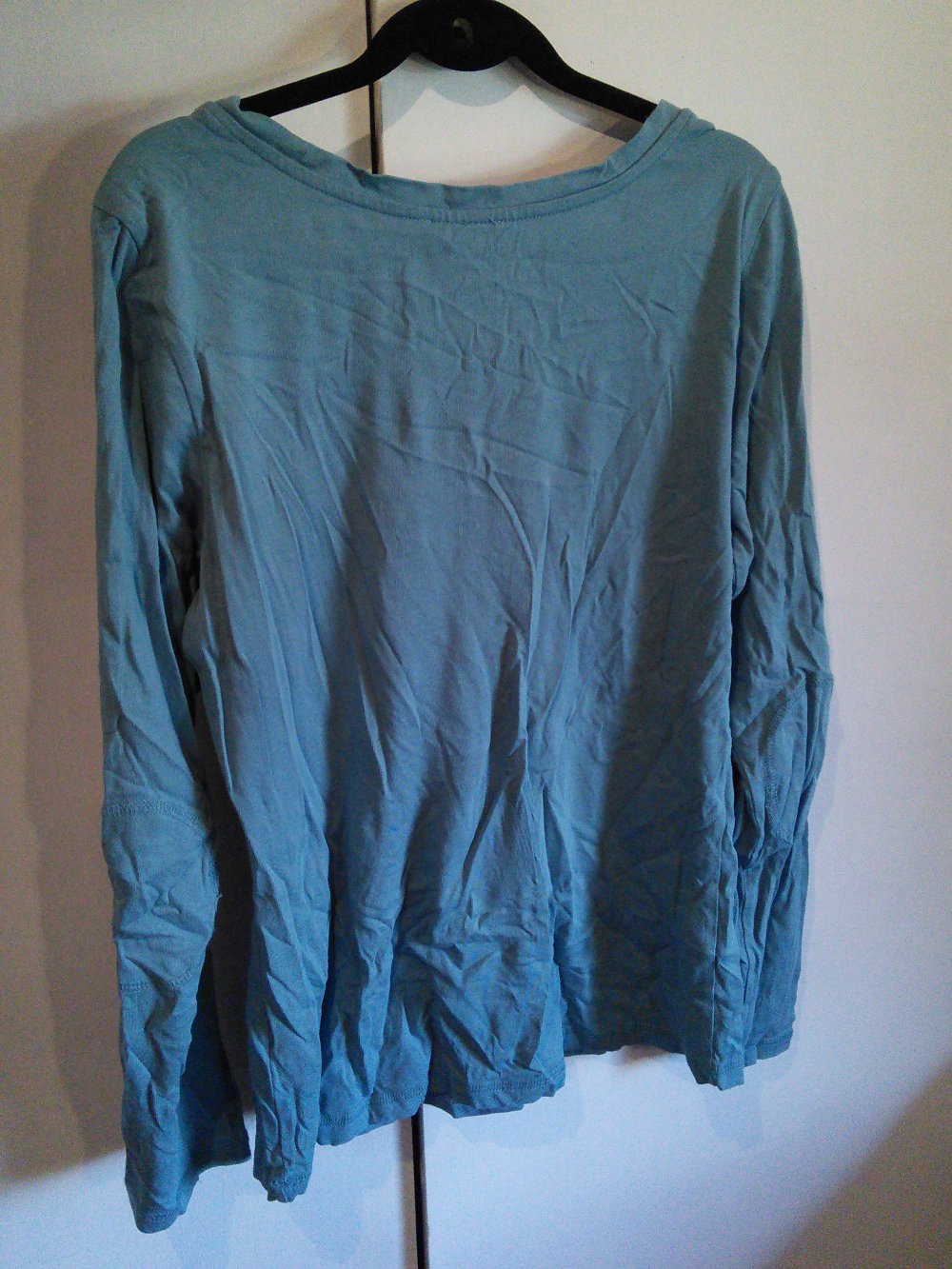 Süßes blaues Basic-Shirt