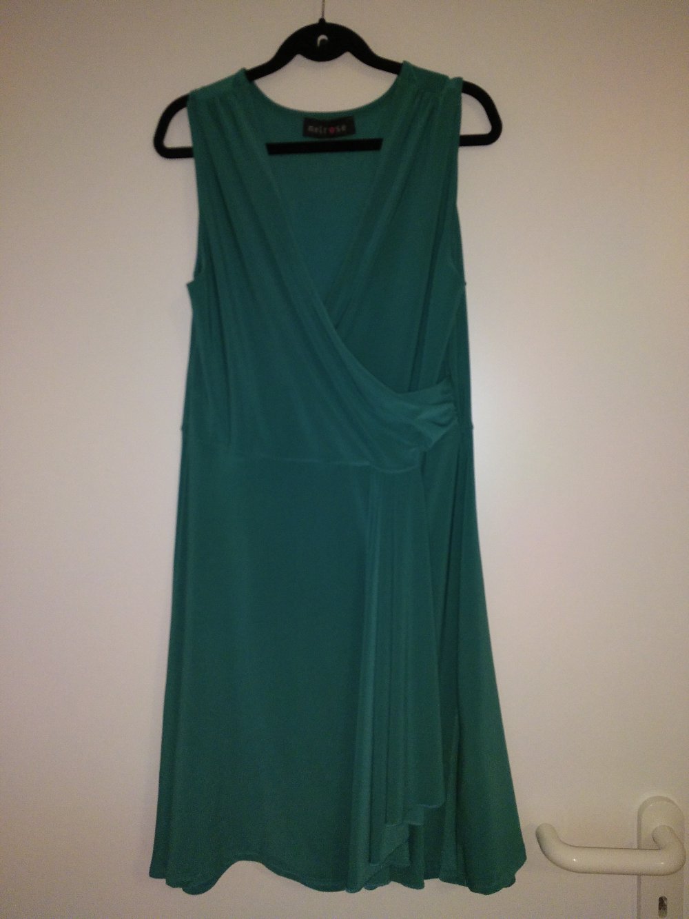 Smaragdgrünes Kleid mit Wickeloptik