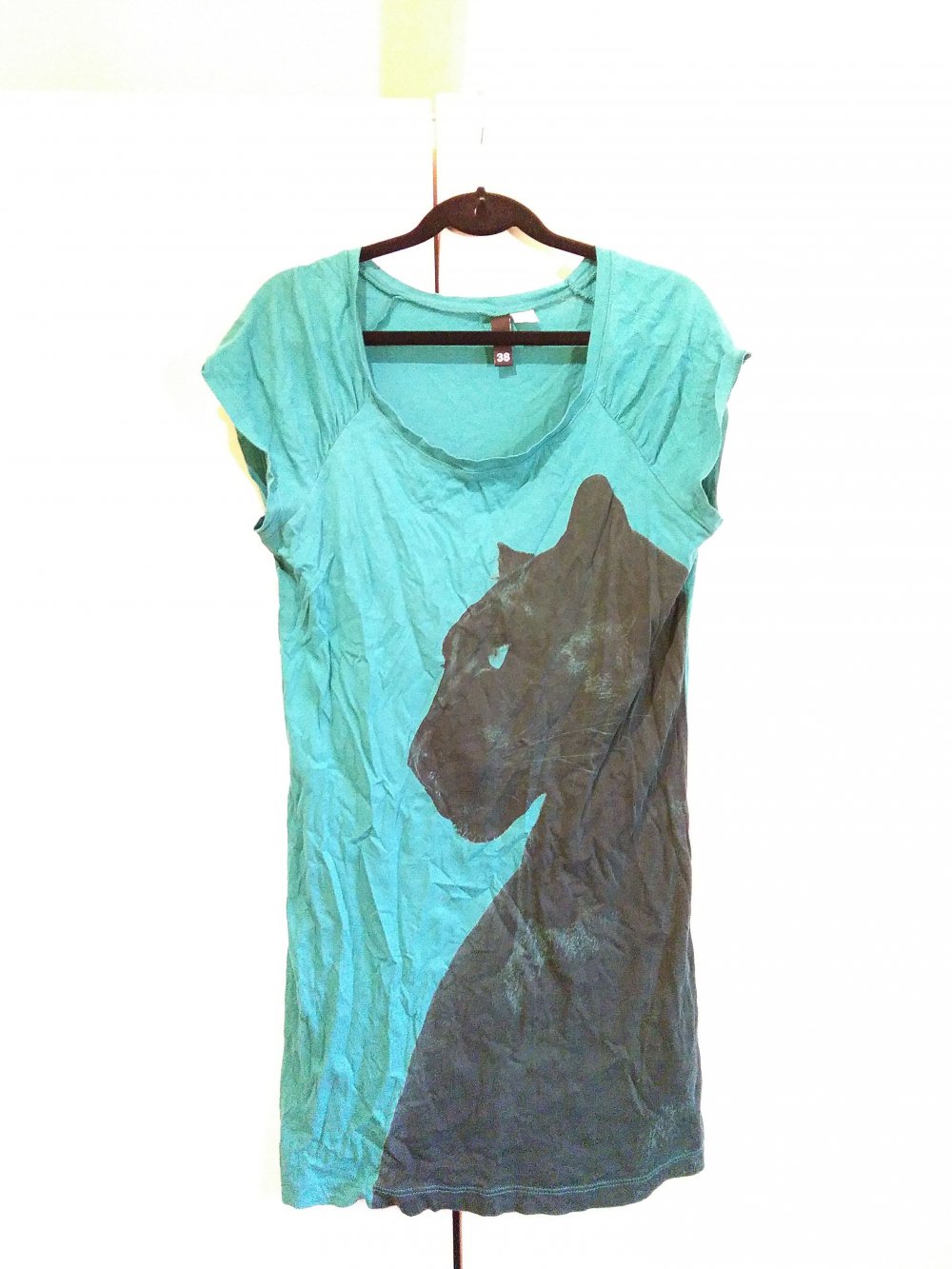 Petrolfarbenes T-SHIRT mit Tierprint