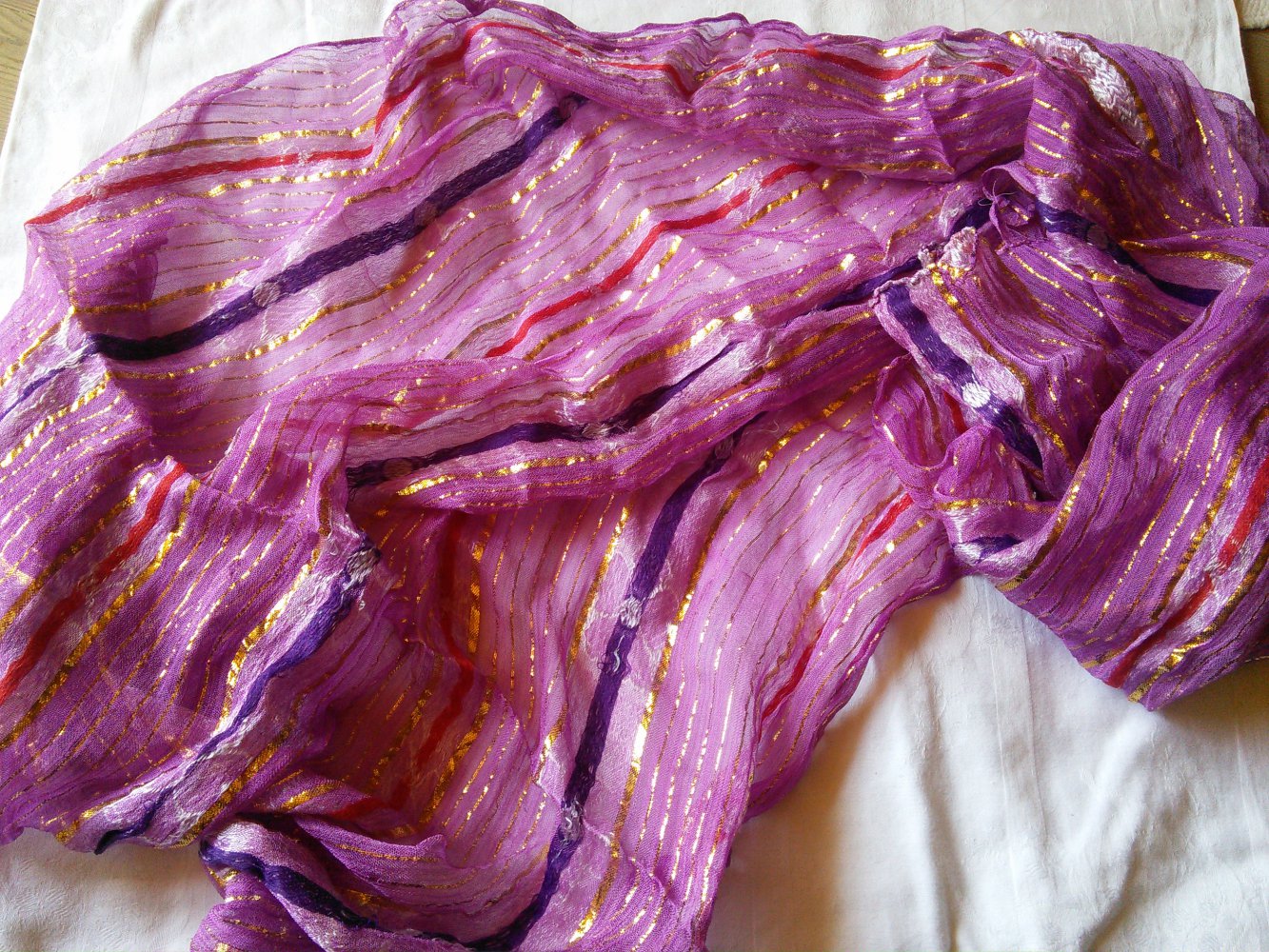 Niedliches Tuch mit goldenen Fäden