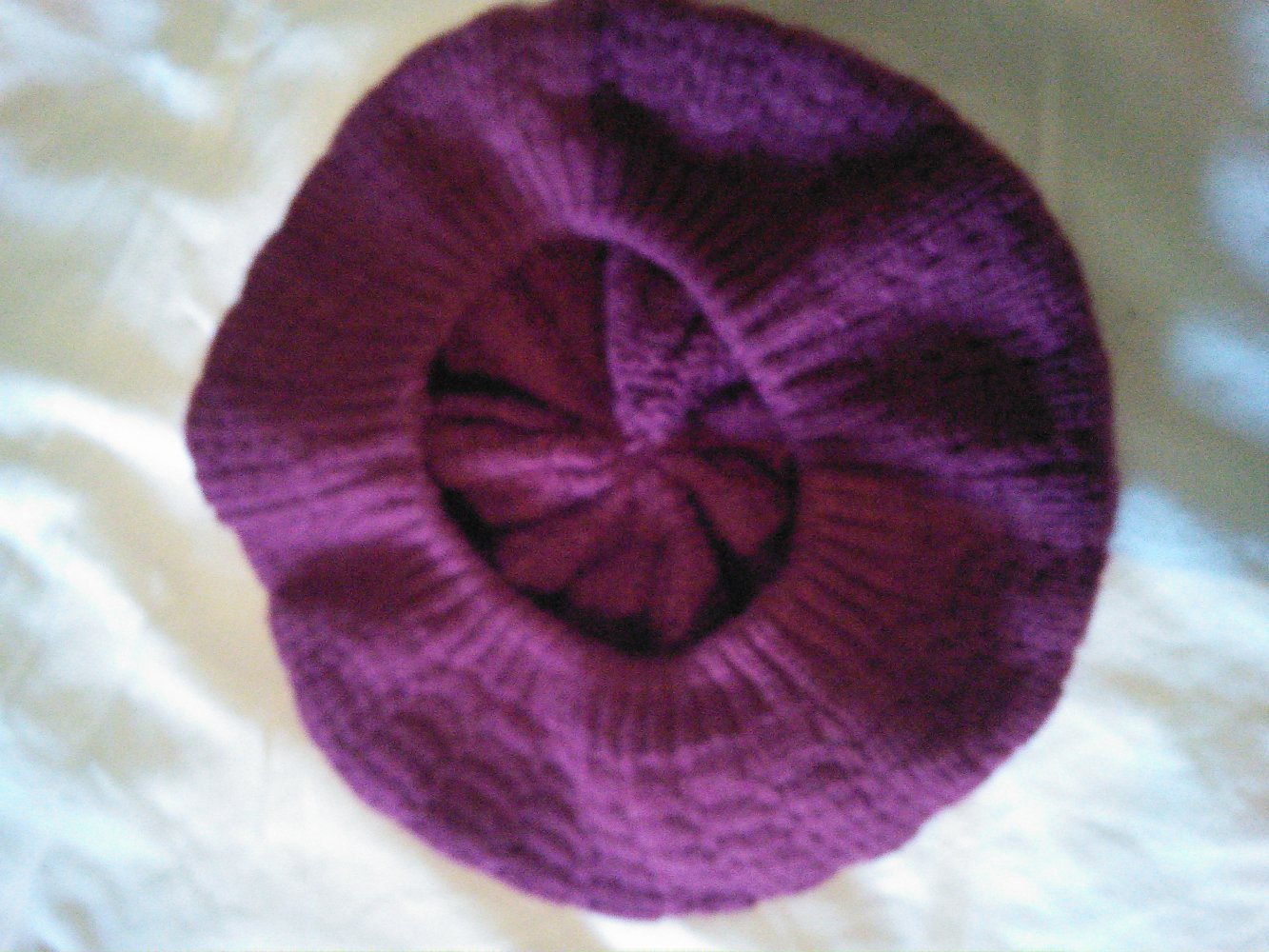 Beerenfarbene Strickbackenmütze