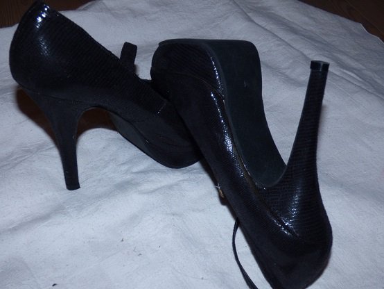 Elegante Schuhe mit Schlangenschuppenoptik