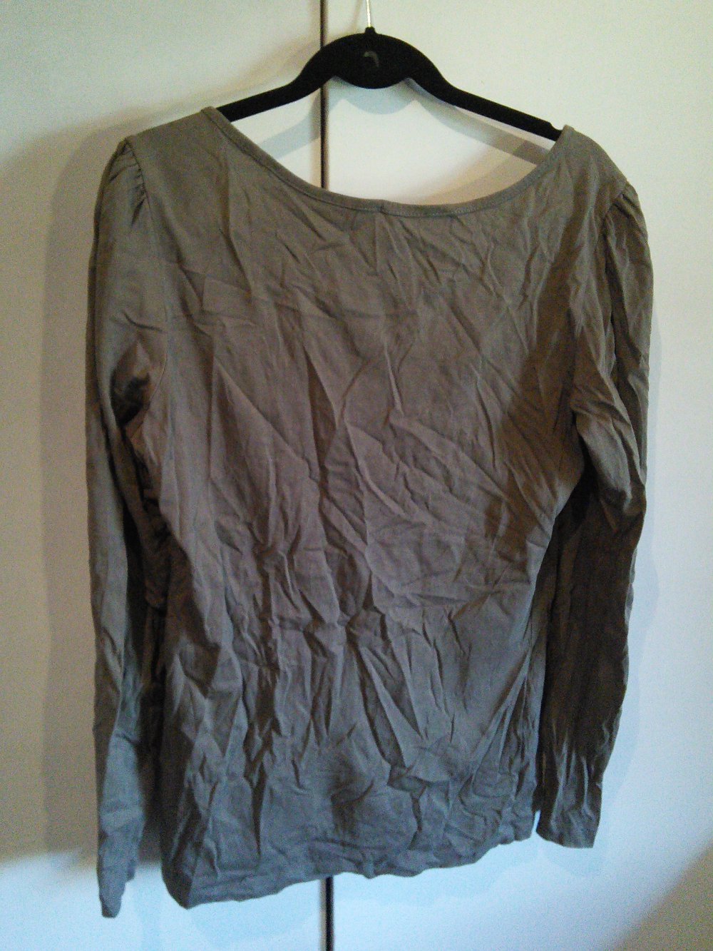 Süßes Shirt mit hübscher Knopfleiste