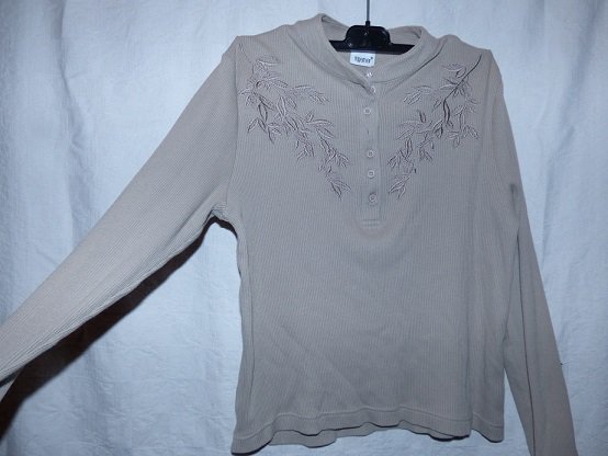 Hübsches Shirt mit Stickerei