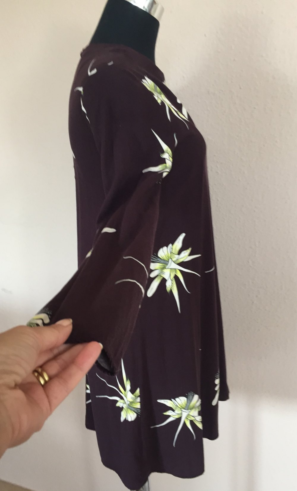 H&M Kleid mit Lilien aus Viskose bordeaux Pastell gelb Gr.XS