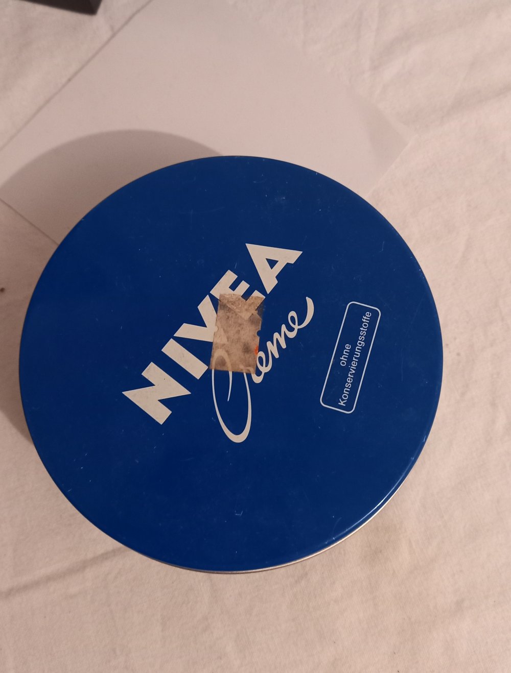 Eine große Dose Nivea Creme