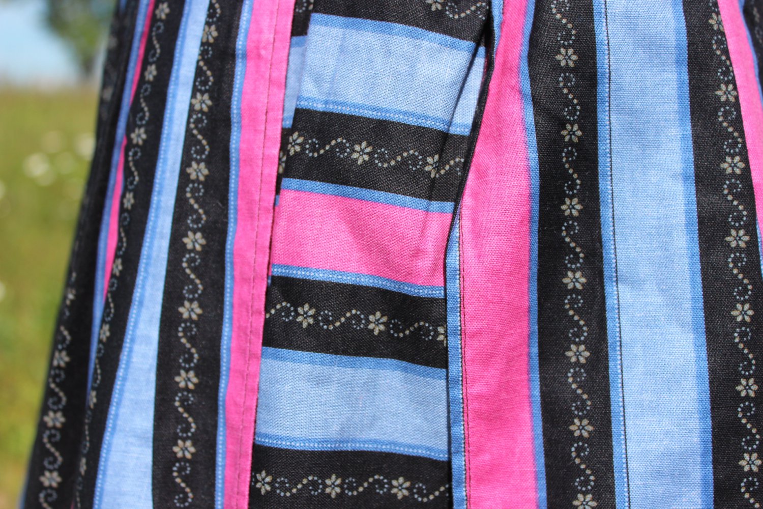 True Vintage Trachtenrock in schwarz rosa und blau mit Streifen und Blumenmuster, ca. Größe 36