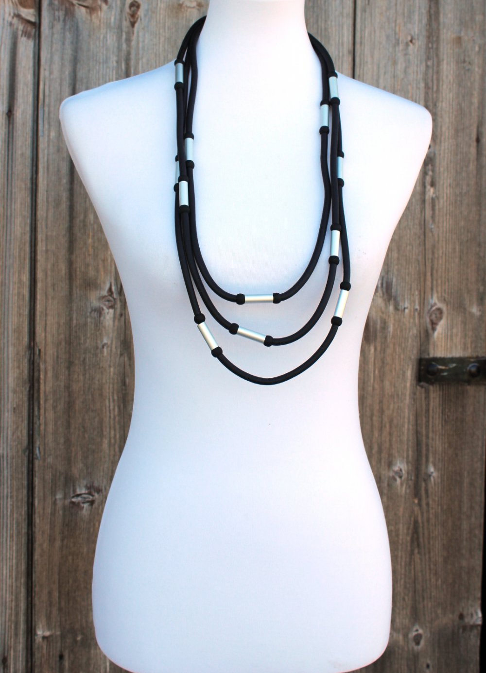 neue dreireihige schwarze Kette aus Kautschukband mit silbernen „Metall“ Elementen