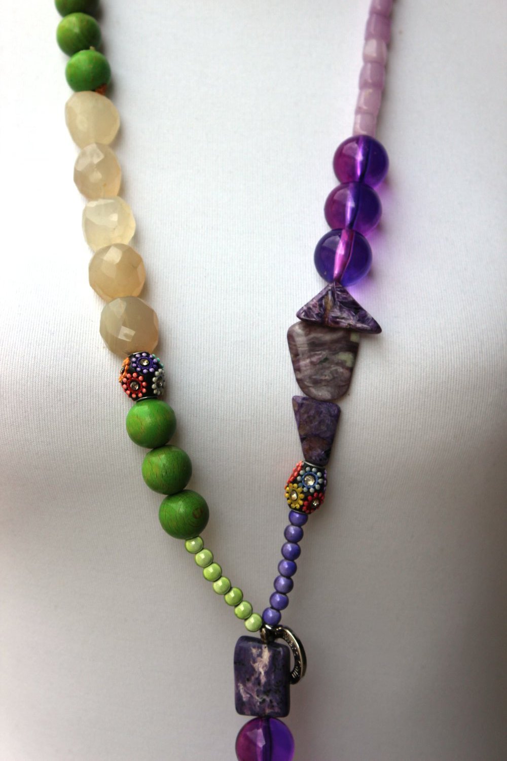 opulente Kette von Marc Cain in grün, lila und braun, lange Halskette