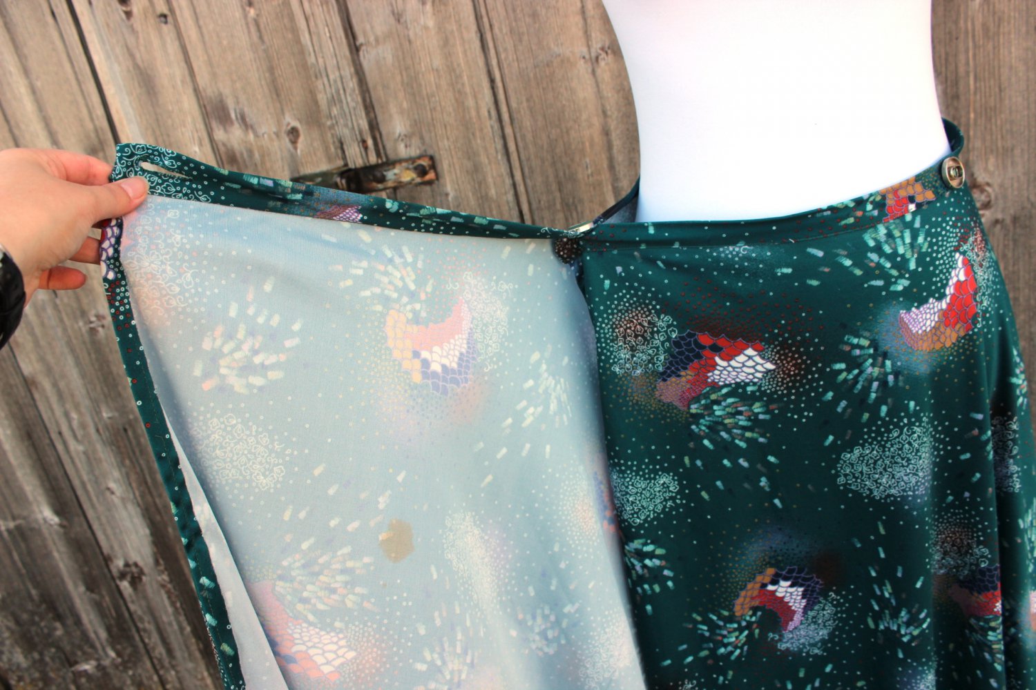 True Vintage Wickelrock in petrol-türkis mit abstraktem Muster, Einzelstück, ca. Größe 40