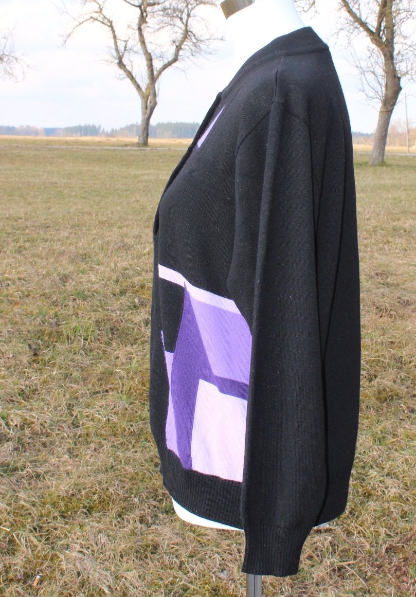 schwarzer True Vintage Pullover mit geometrischem Muster in lila, ca. Größe 50 oder Oversized Look