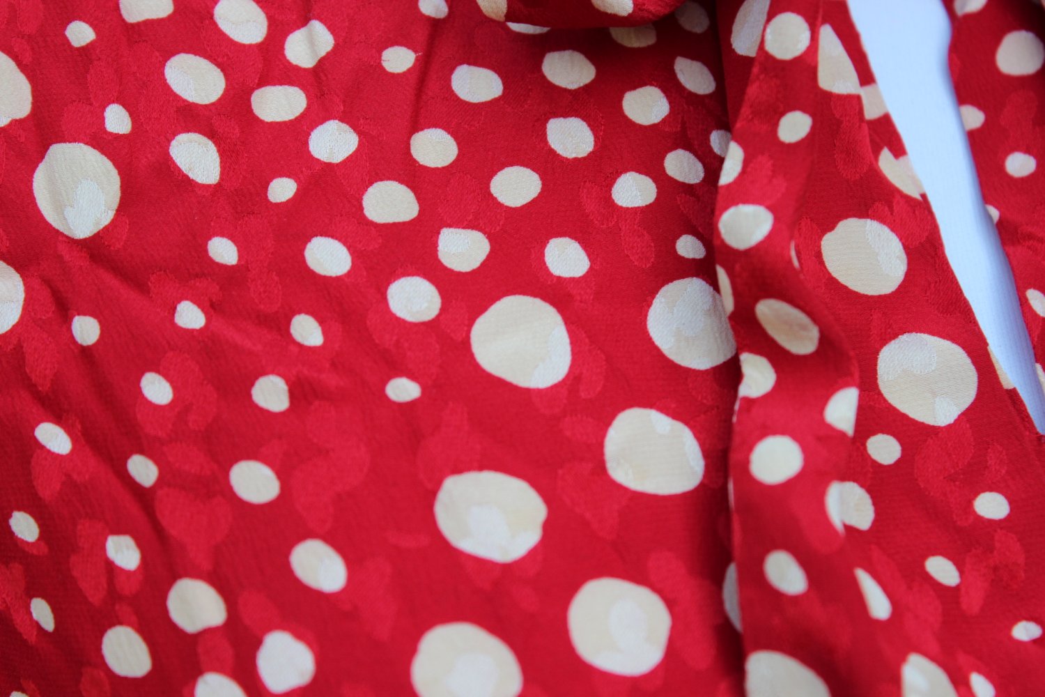 rotes True Vintagekleid mit cremefarbenen Punkten, ca. Größe 38, Unikat