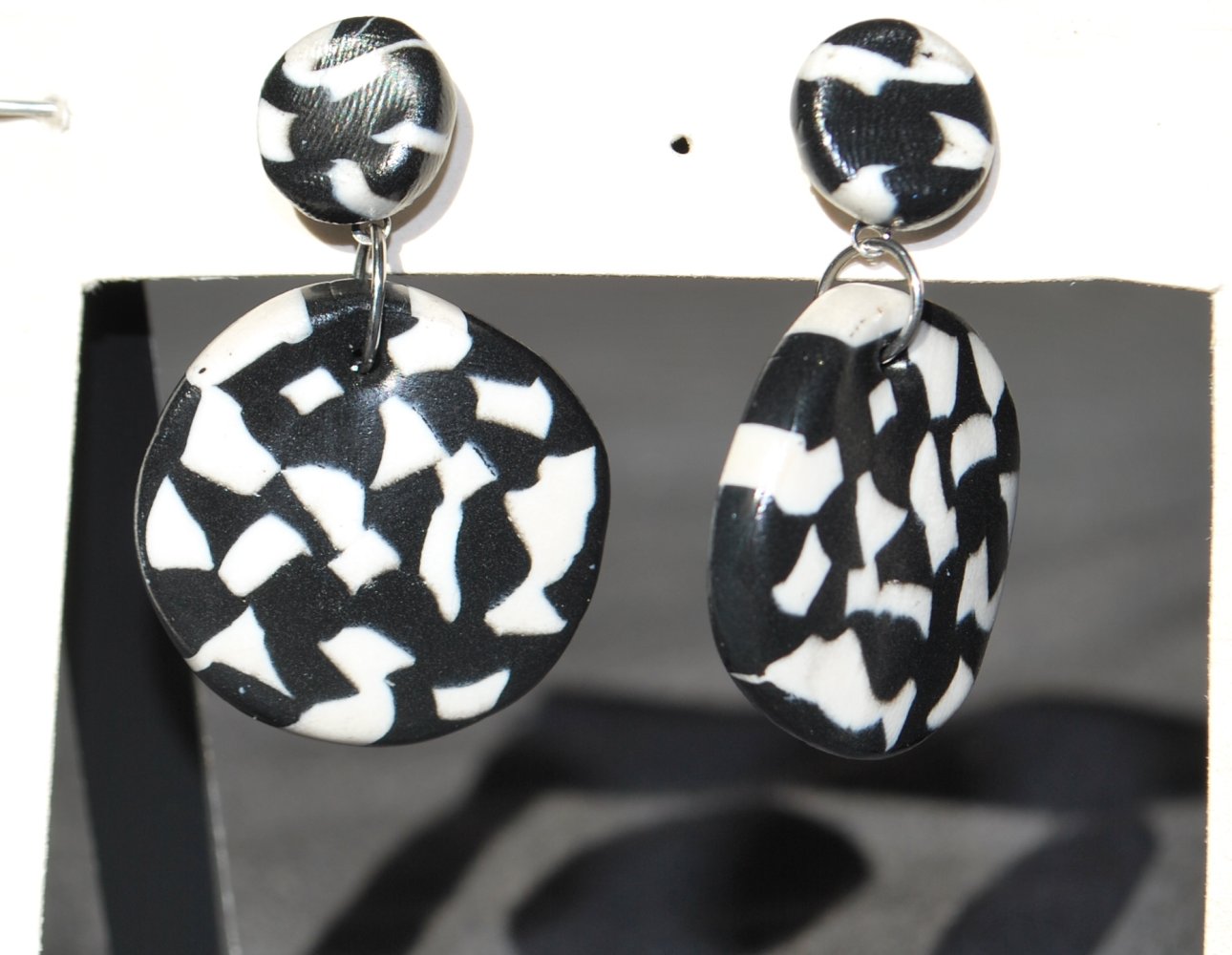 monochrome schwarz weiße runde Ohrhänger mit abstraktem Muster, Unikat, Polymer Ton, Einzelstück