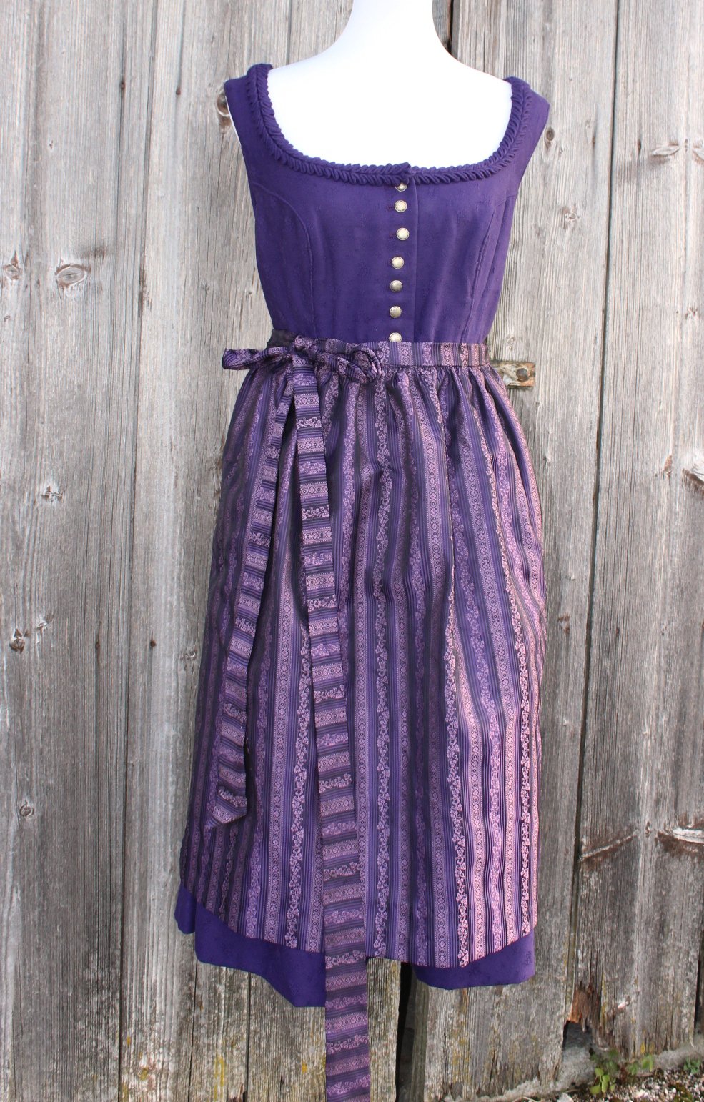 dunkellila True Vintagedirndl aus Wollstoff mit Blumenmuster, ca. Größe 42, Unikat