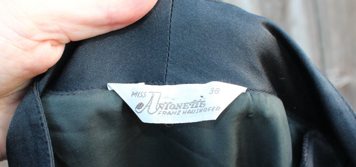 schwarzes True Vintage Samtkleid mit Borte, Größe 38, Miss Antonette, Midilänge, gerader Schnitt