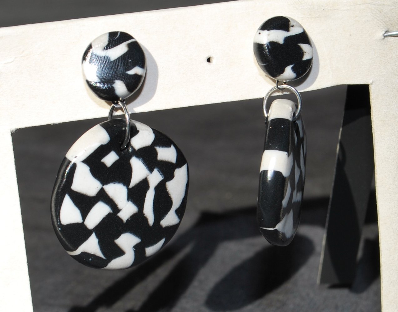 monochrome schwarz weiße runde Ohrhänger mit abstraktem Muster, Unikat, Polymer Ton, Einzelstück