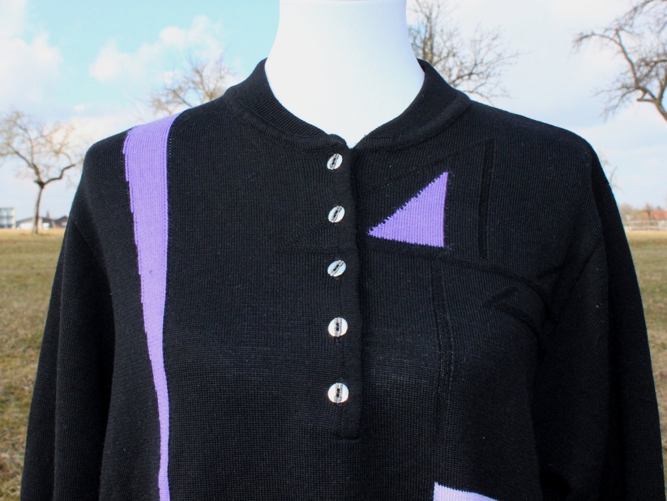 schwarzer True Vintage Pullover mit geometrischem Muster in lila, ca. Größe 50 oder Oversized Look