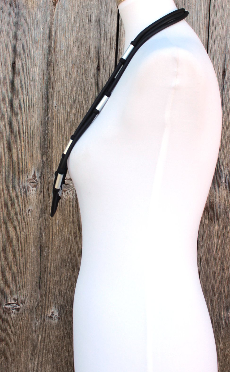 neue dreireihige schwarze Kette aus Kautschukband mit silbernen „Metall“ Elementen