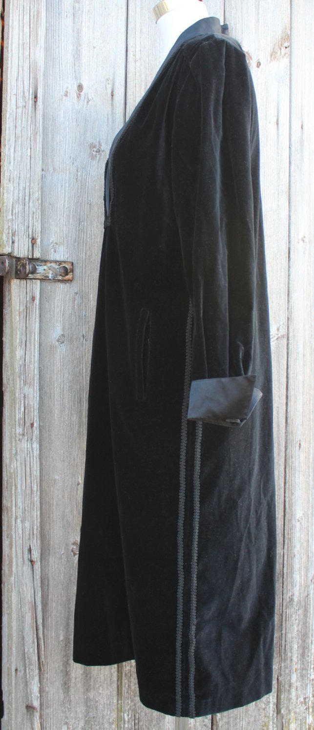 schwarzes True Vintage Samtkleid mit Borte, Größe 38, Miss Antonette, Midilänge, gerader Schnitt