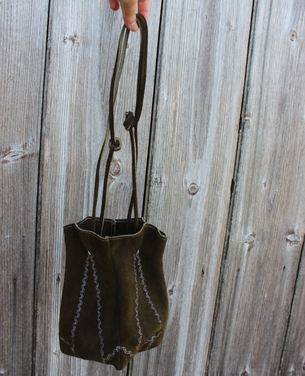 kleiner dunkelgrüner True Vintage Trachtenbeutel aus Echtleder, Handtasche zum Dirndl