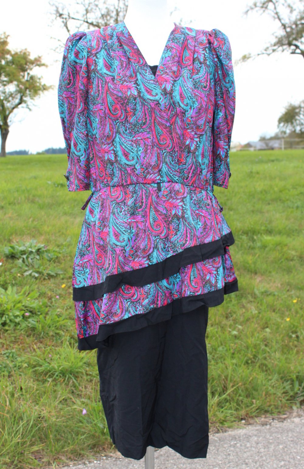 True Vintage 1980er Kleid mit Paisleymuster, Puffärmeln und Schößchen, Größe 38, Midikleid 