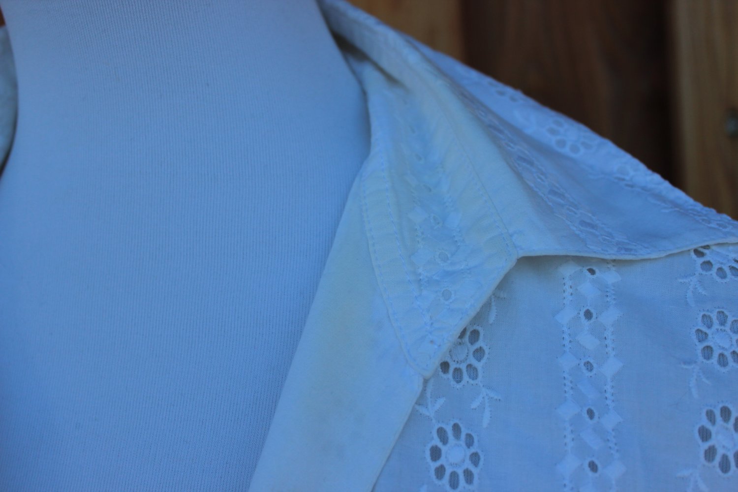 weiße Bluse mit kurzen Ärmeln, üppige Lochstickerei, Mothwurf, ca. Größe 40