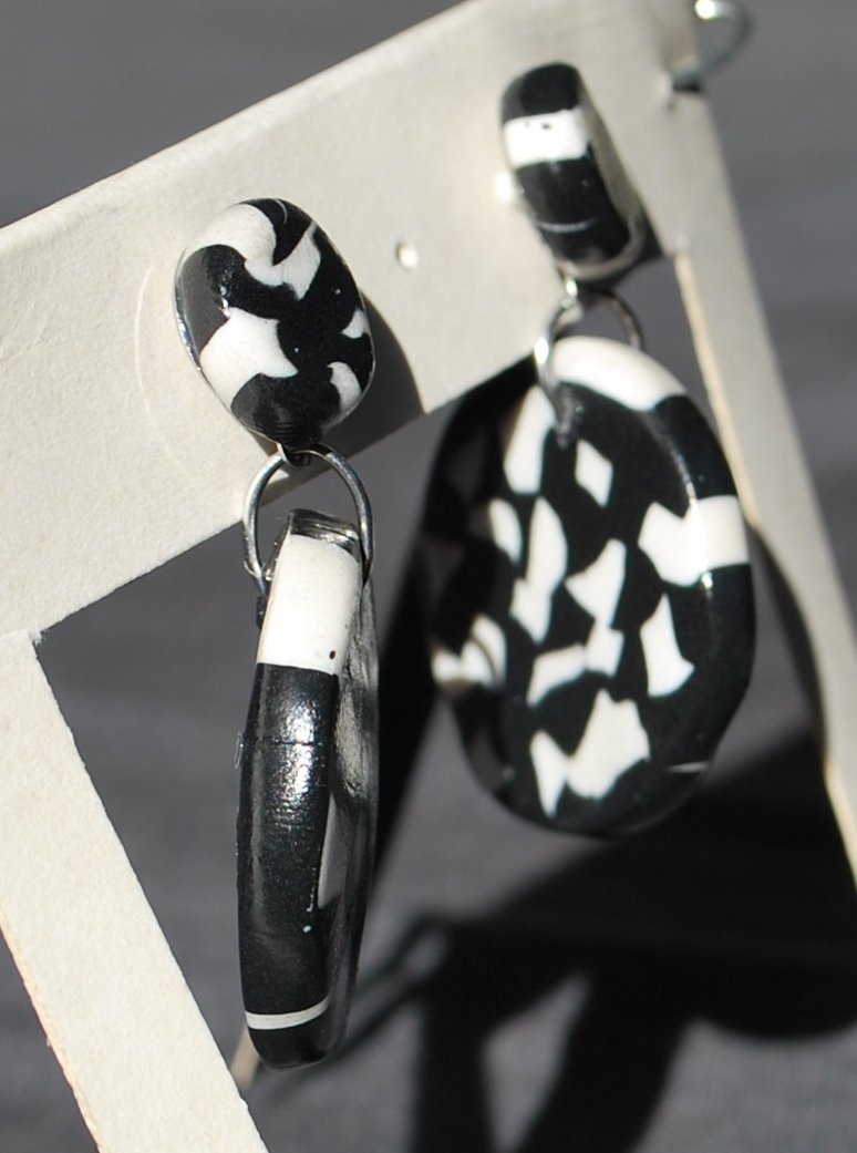 monochrome schwarz weiße runde Ohrhänger mit abstraktem Muster, Unikat, Polymer Ton, Einzelstück