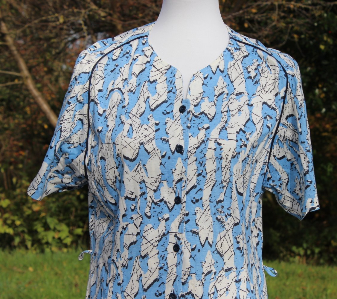 Vintagekleid in weiß creme mit abstraktem Muster in hellblau schwarz, Größe 38, Sommerkleid