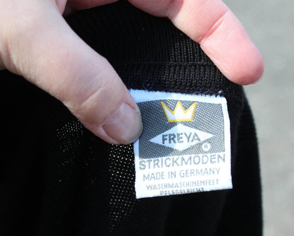 schwarzer True Vintage Pullover mit geometrischem Muster in lila, ca. Größe 50 oder Oversized Look