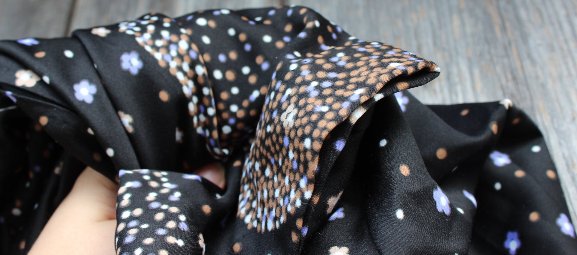 schwarzes langes True Vintage Kleid mit Blumen und Punktemuster, ca. Größe 42-44, Unikat, Maxikleid