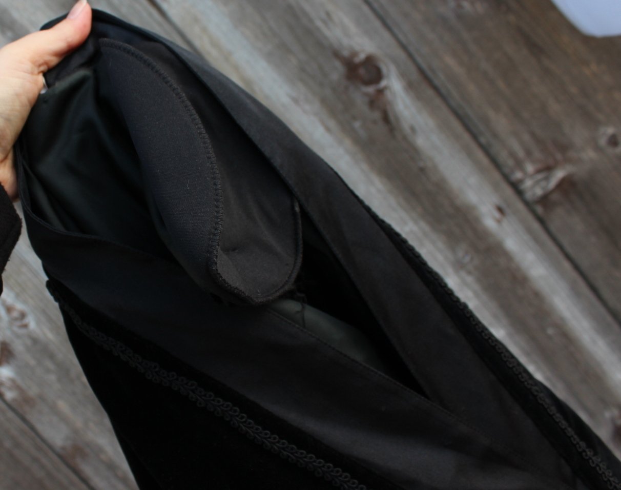 schwarzes True Vintage Samtkleid mit Borte, Größe 38, Miss Antonette, Midilänge, gerader Schnitt