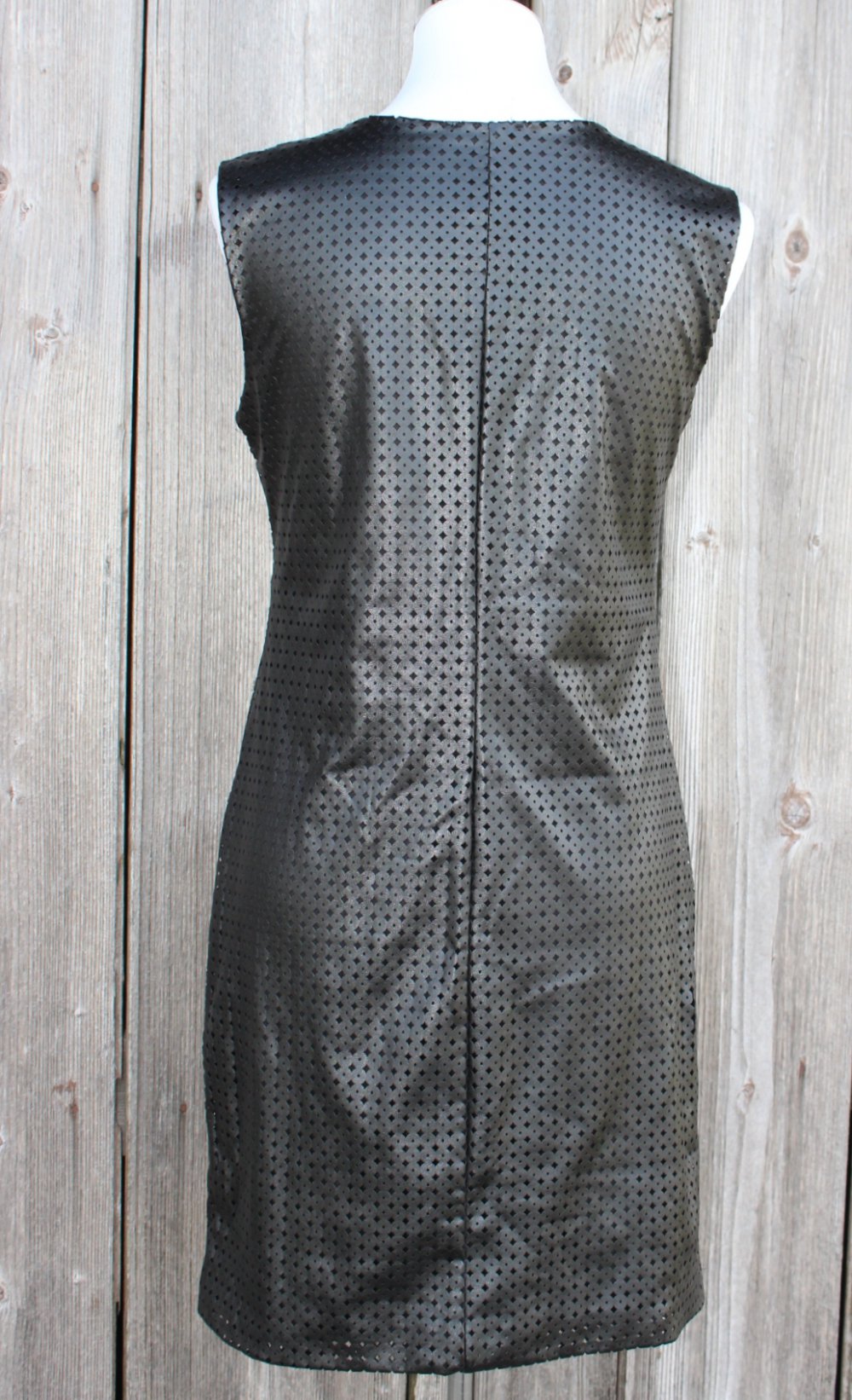 schwarzes kurzes Kleid aus Kunstleder mit Kreisen & Lochmuster, ca. Größe 38