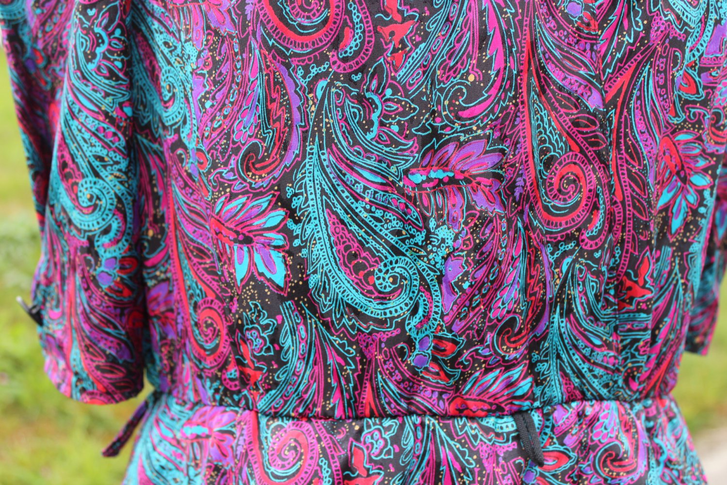 True Vintage 1980er Kleid mit Paisleymuster, Puffärmeln und Schößchen, Größe 38, Midikleid 