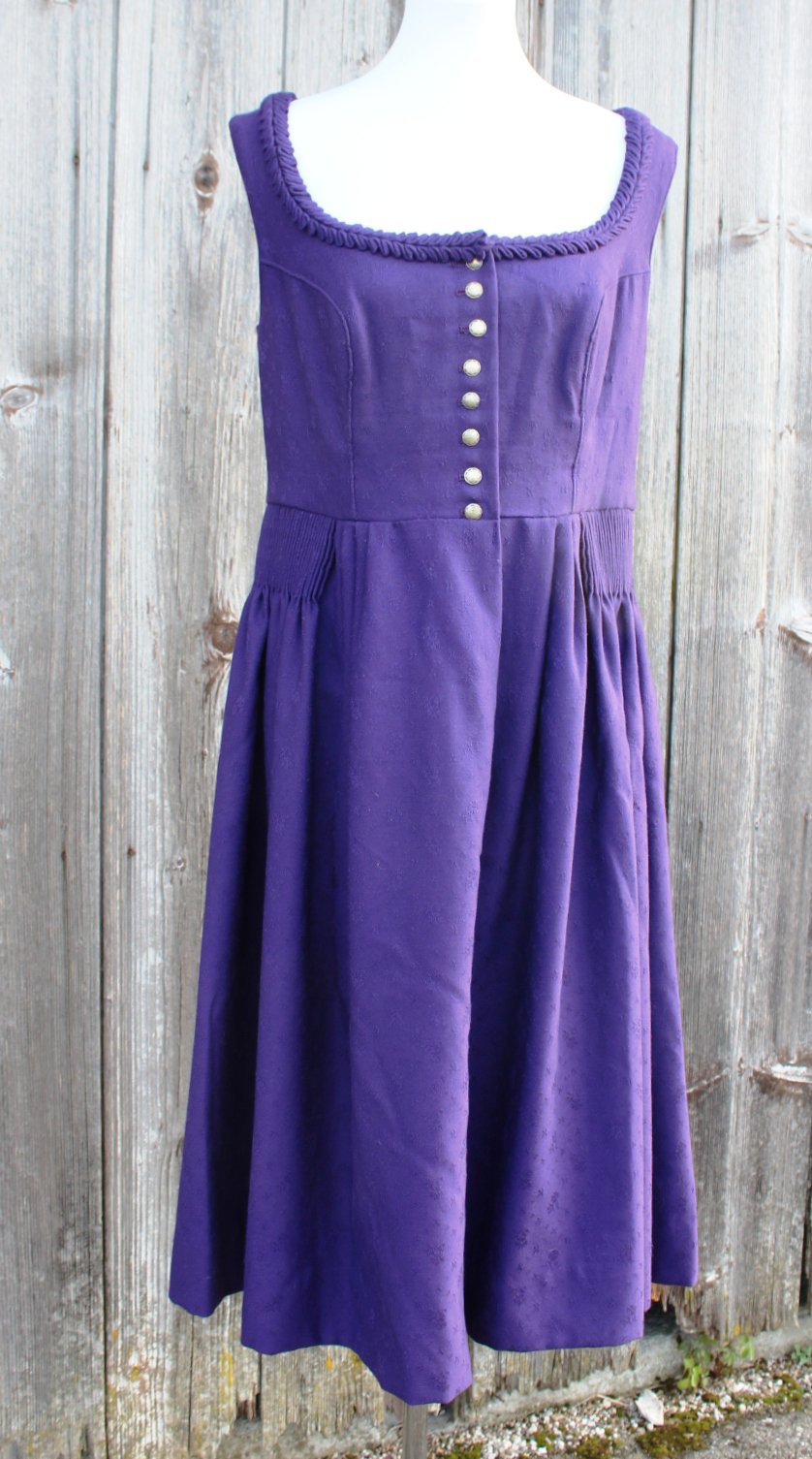 dunkellila True Vintagedirndl aus Wollstoff mit Blumenmuster, ca. Größe 42, Unikat