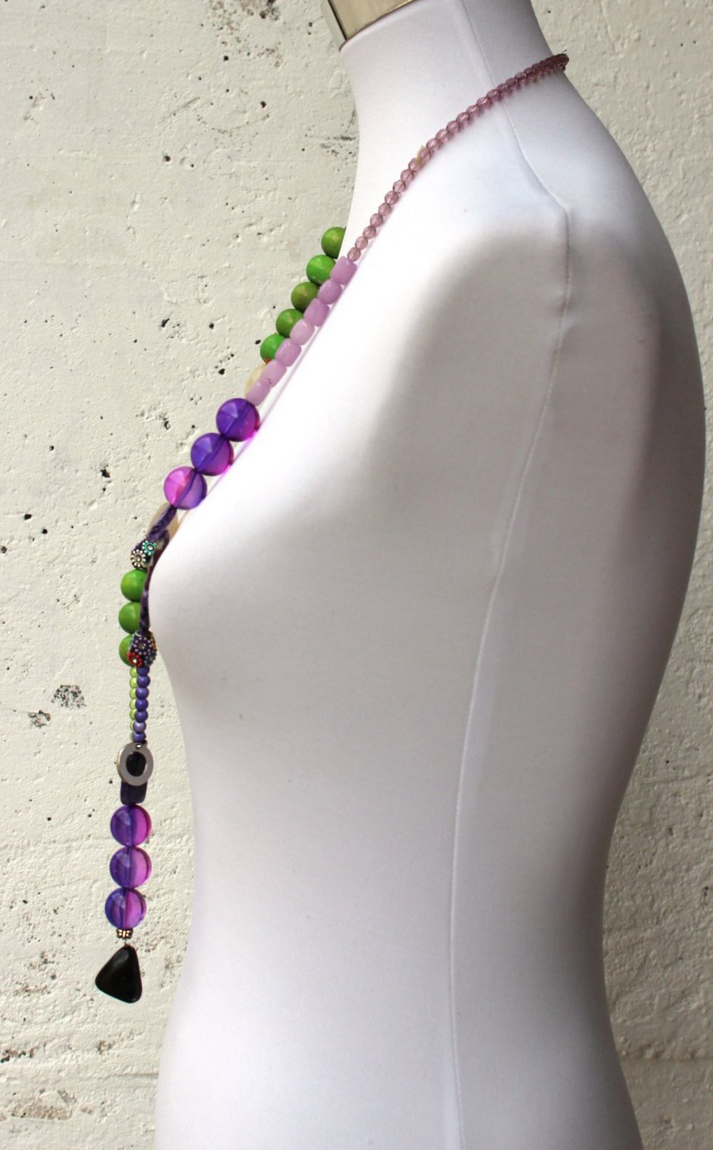 opulente Kette von Marc Cain in grün, lila und braun, lange Halskette