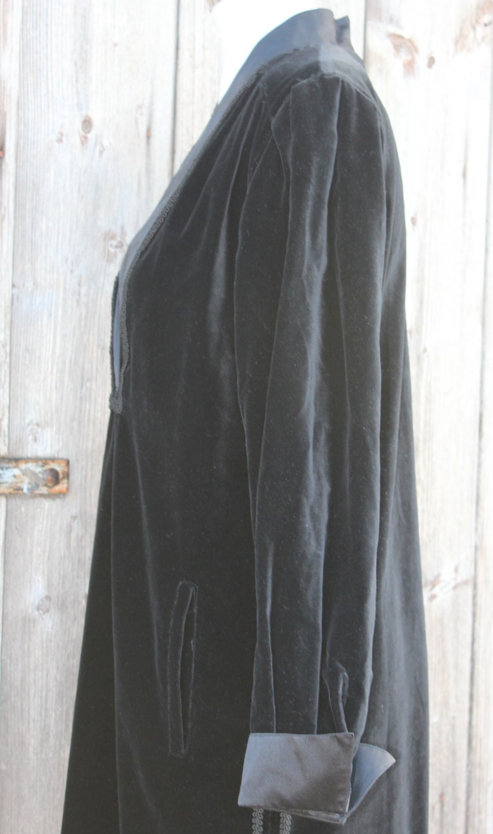 schwarzes True Vintage Samtkleid mit Borte, Größe 38, Miss Antonette, Midilänge, gerader Schnitt