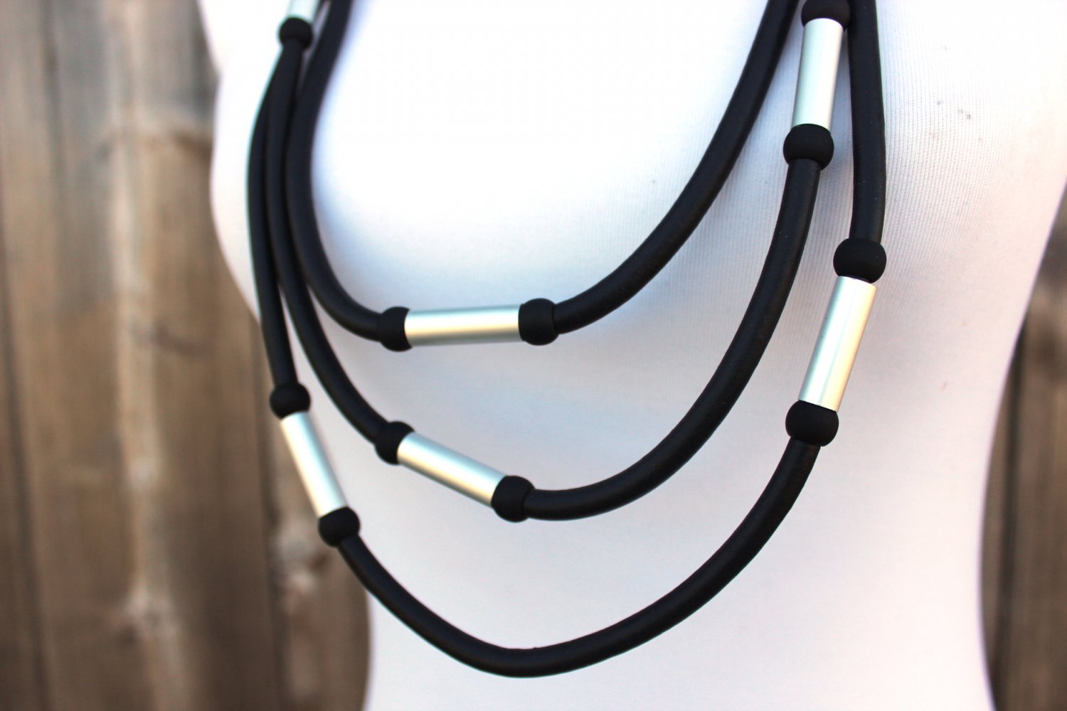 neue dreireihige schwarze Kette aus Kautschukband mit silbernen „Metall“ Elementen