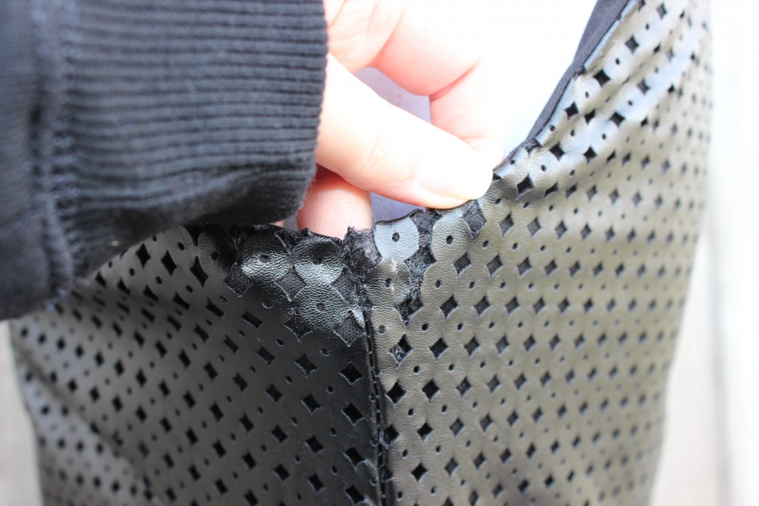 schwarzes kurzes Kleid aus Kunstleder mit Kreisen & Lochmuster, ca. Größe 38