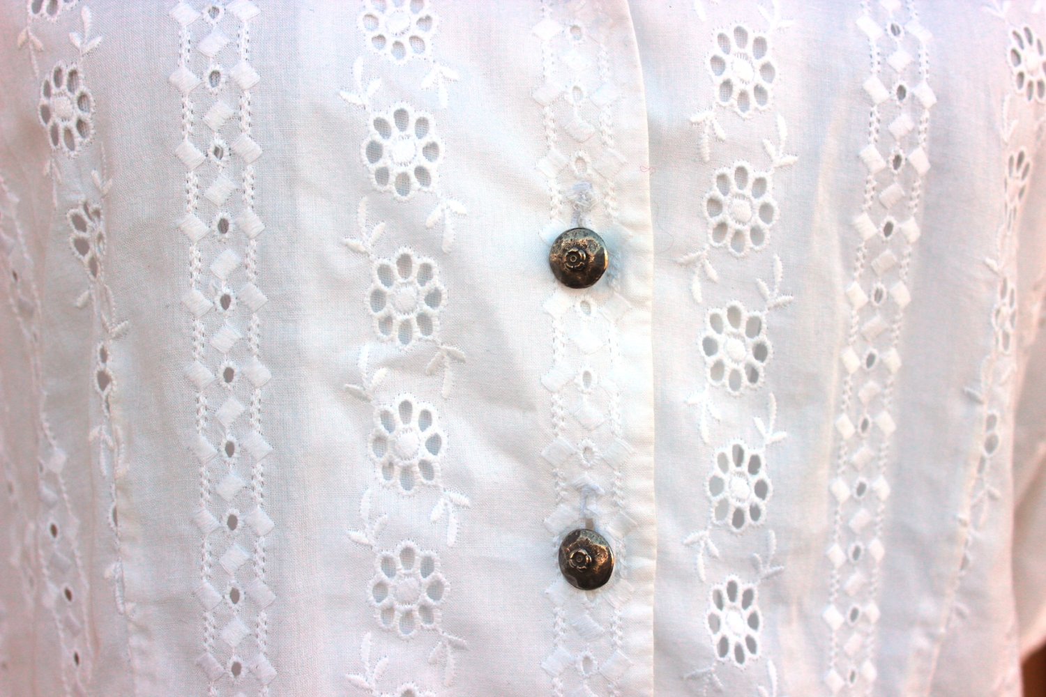 weiße Bluse mit kurzen Ärmeln, üppige Lochstickerei, Mothwurf, ca. Größe 40