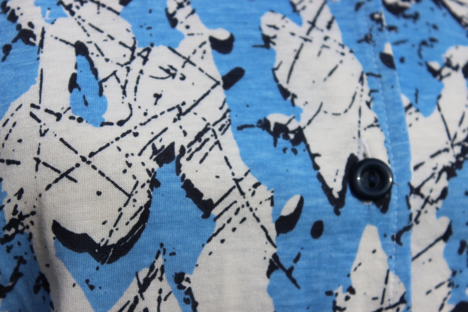 Vintagekleid in weiß creme mit abstraktem Muster in hellblau schwarz, Größe 38, Sommerkleid