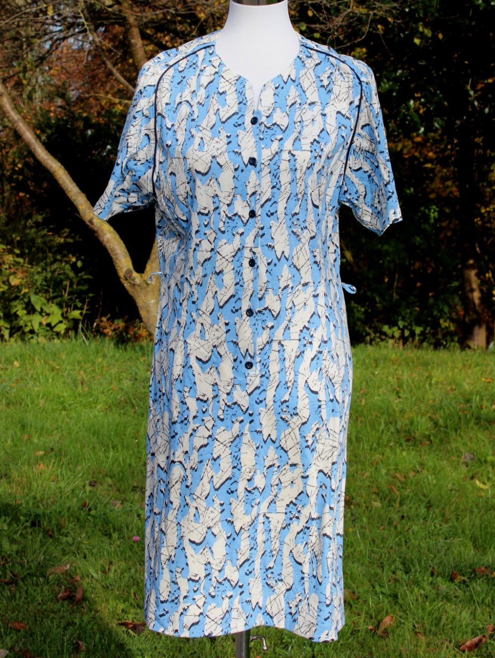 Vintagekleid in weiß creme mit abstraktem Muster in hellblau schwarz, Größe 38, Sommerkleid