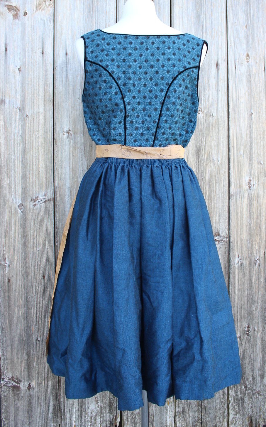 kurzes blaues True Vintagedirndl z.T. aus Brokat, inkl. Schürze, ca. Größe 42, Bogenhauser Thoma