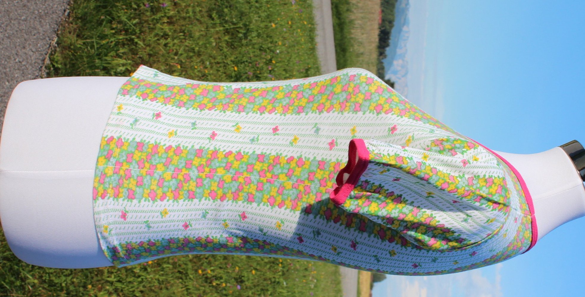 weißes Vintage T-Shirt (Unterhemd?) mit Blumenmuster, ca. Größe 34-36