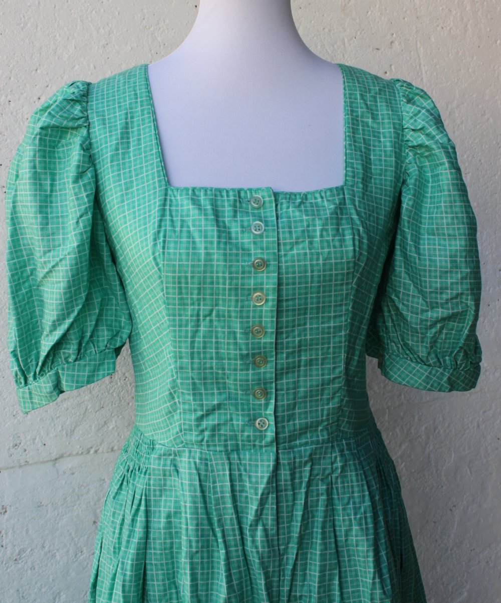 weiß mintfarben kariertes True Vintagedirndl mit eckigem Ausschnitt und Ärmeln, ca. Größe 38-40